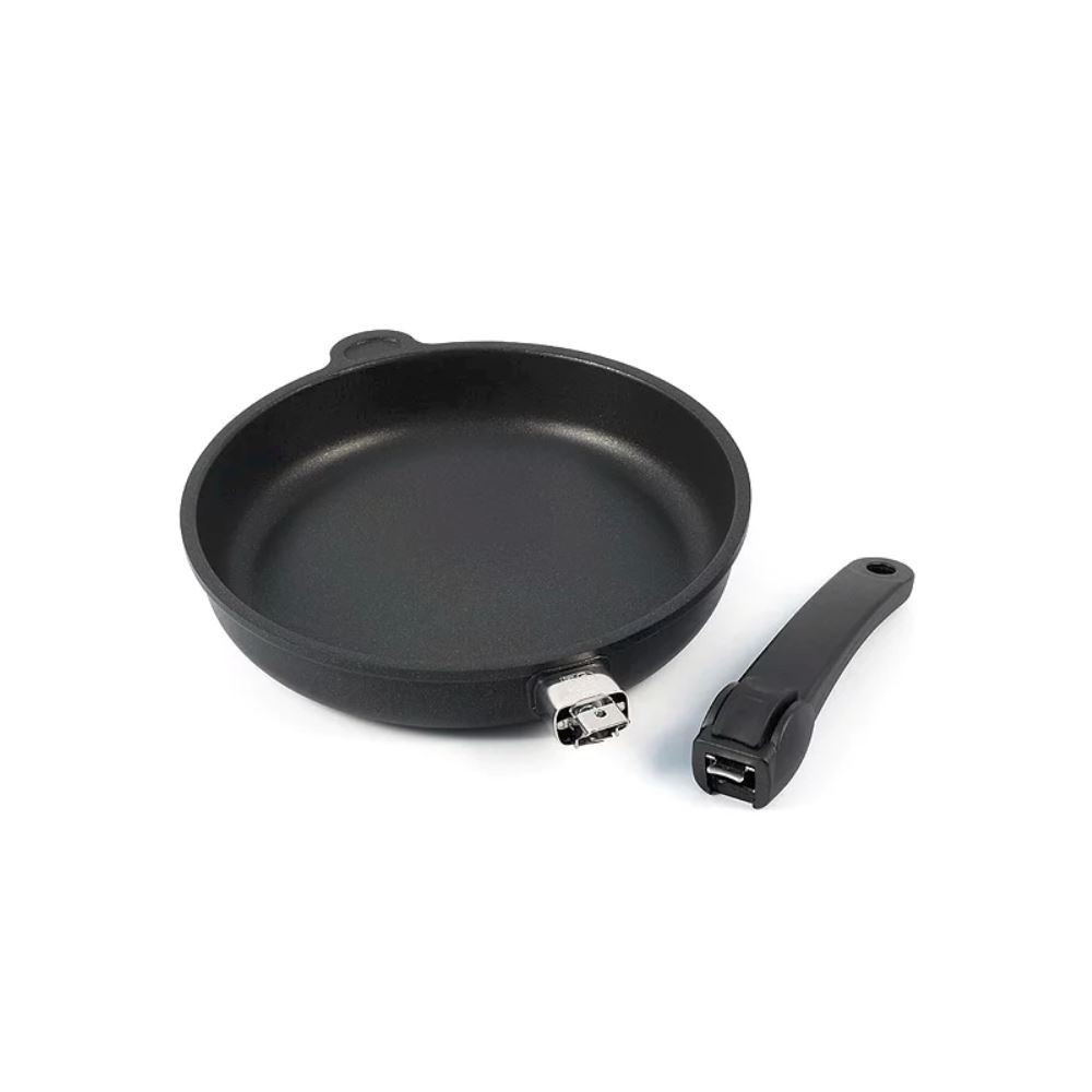 Induction frying pan with detachable handle